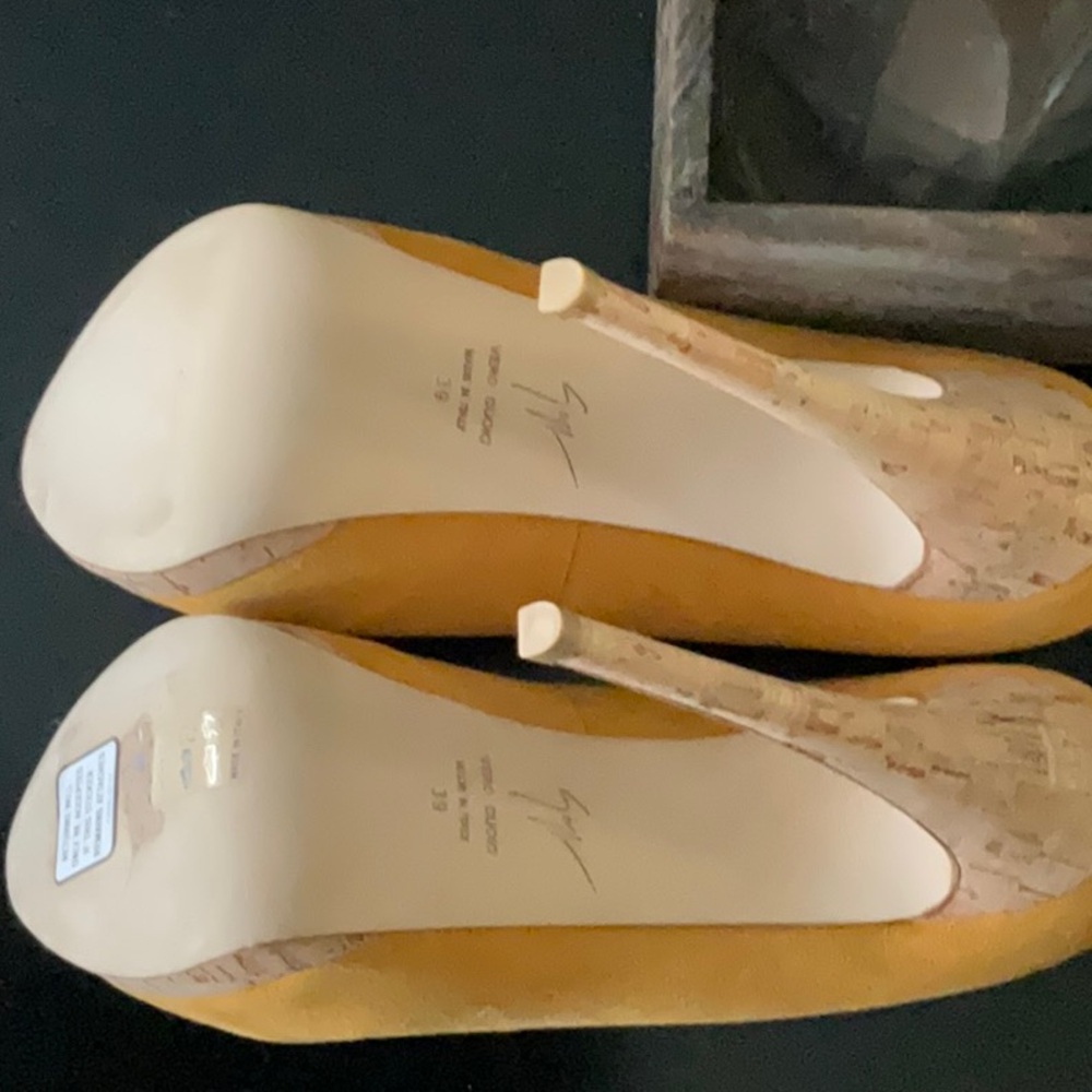 Shoes - Picture 5 of 6